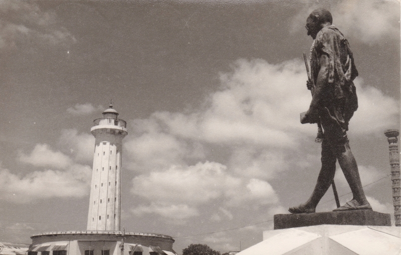 01-20 - Pondichery - phare et statue Gandhi